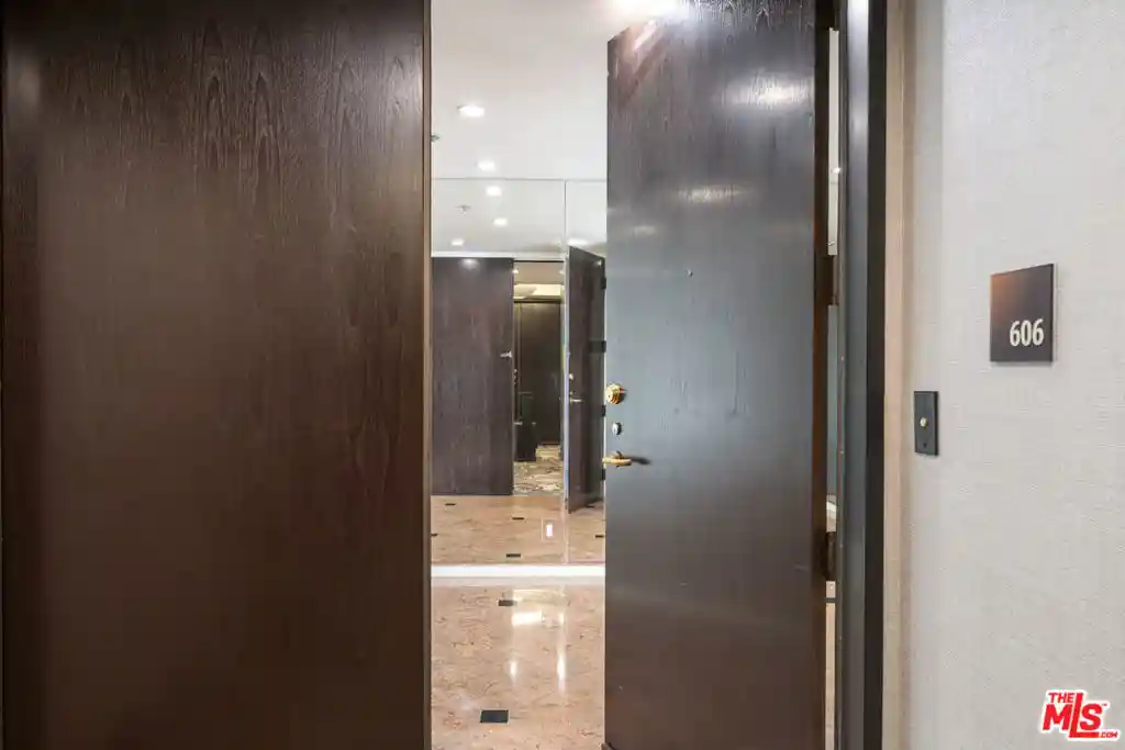 Listing Photo 2 - Condo for sale in 10430 Wilshire Blvd located at 10430 Wilshire Blvd, Los Angeles, CA 90024 - Unit #606