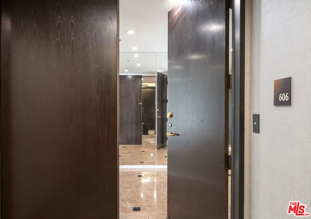 Listing Photo 2 - Condo for sale in building located at 10430 Wilshire Blvd, Los Angeles, CA 90024 - Unit #606