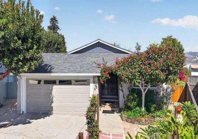 Photo 3 of Single family home for sale at 722 Heather Ct, Watsonville, CA 95076 | MLS# ML82061842 | Listing updated on 2026-10-12