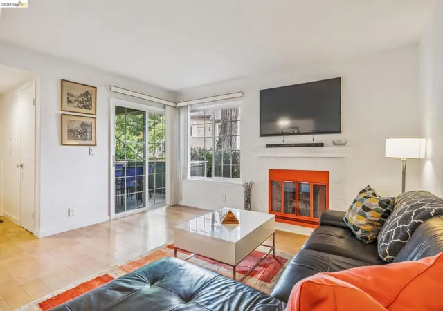 Photo 3 of Condo for sale at 440 Cyn Oaks Dr #D, Oakland, CA 94605 | MLS# 41148776 | Listing updated on 2026-09-25