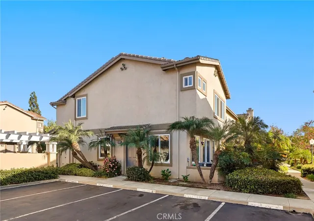 Listing Photo 3 - Condo for sale in building located at 470 N Londonderry Ln, Orange, CA 92869 - Unit #A