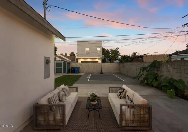 Photo 2 of Sale Pending at 2238 S Cochran Ave, Los Angeles, CA 90016 | MLS# V1-38815 | Listing updated on 2026-10-08
