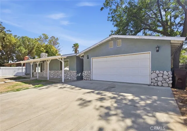 Photo 3 of Single family home for sale at 43233 Whittier, Hemet, CA 92544 | MLS# SW26200951 | Listing updated on 2026-10-12