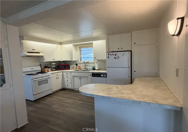 Photo 3 of Manufactured home for sale at 332 N Lyon Ave #107, Hemet, CA 92543 | MLS# SW26200570 | Listing updated on 2026-09-26