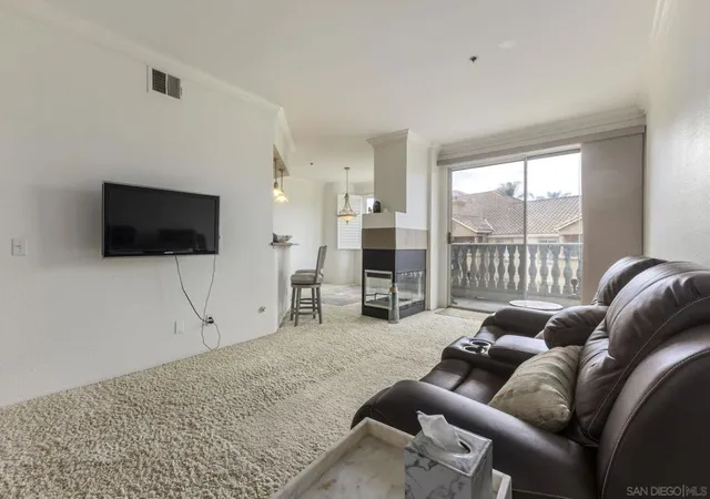Listing Photo 4 - Condo for sale in building located at 640 Camino De La Reina, San Diego, CA 92108 - Unit #1309