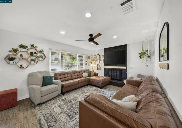 Photo 2 of Single family home for sale at 160 Stanton Ave, Vacaville, CA 95687 | MLS# 41148851 | Listing updated on 2026-10-08