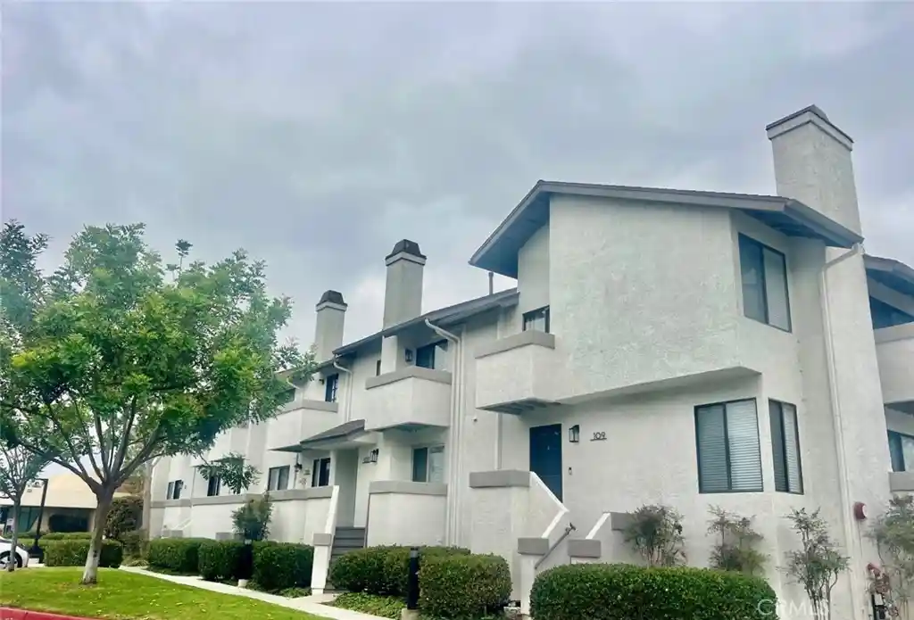 Listing Photo 2 - Condo for sale in 107 Harbor Woods located at 107 Harbor Woods, Newport Beach, CA 92660 - Unit 107 Harbor Woods