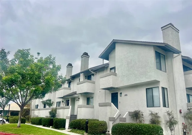 Listing Photo 2 - Condo for sale in building located at 107 Harbor Woods, Newport Beach, CA 92660