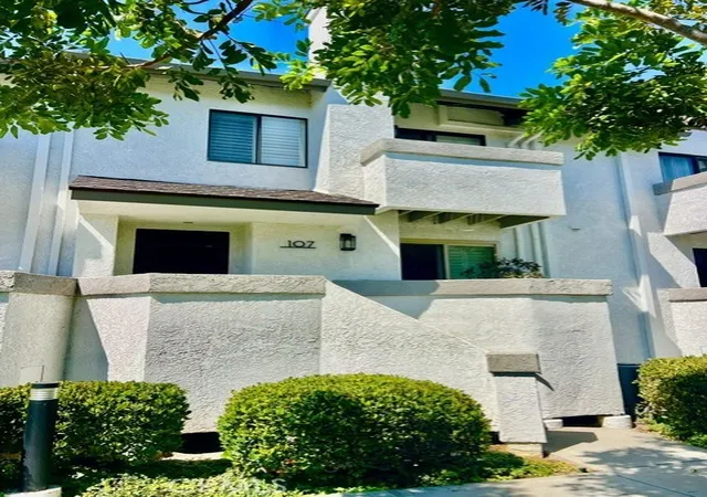 Listing Photo 3 - Condo for sale in building located at 107 Harbor Woods, Newport Beach, CA 92660