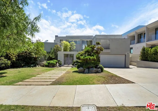 Single family home for sale at 962 Franklin St, Santa Monica, CA 90403 | MLS# 26990027