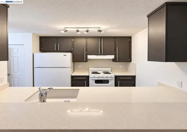 Listing Photo 3 - Condo for sale in building located at 29621 Red Oak Ct, Hayward, CA 94544 - Unit #3