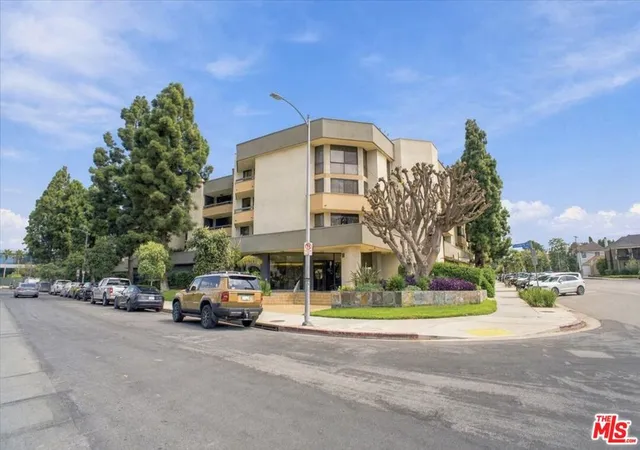 Condo for sale at 750 S Spaulding Ave #107, Los Angeles, CA 90036 | MLS# 26990407