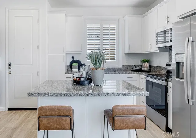 Listing Photo 3 - Condo for sale in building located at 1202 Yeager Ave, Rialto, CA 92376