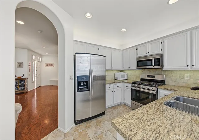 Listing Photo 5 - Condo for sale in building located at 25951 Stafford Cyn Rd, Stevenson Ranch, CA 91381 - Unit #B