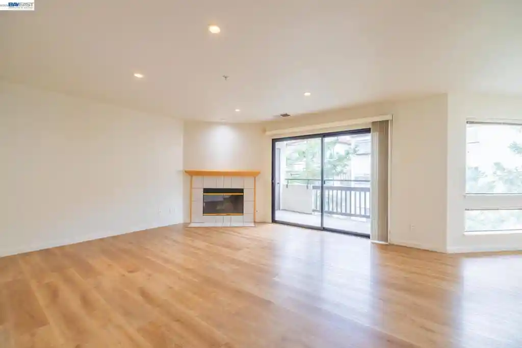 Listing Photo 2 - Condo for sale in 21103 Gary located at 21103 Gary, Castro Valley, CA 94546 - Unit #318A