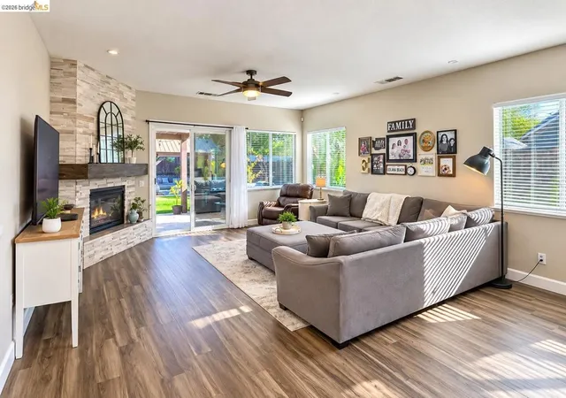 Photo 2 of Sale Pending at 493 Quail Glen Dr, Oakley, CA 94561 | MLS# 41148946 | Listing updated on 2026-10-06