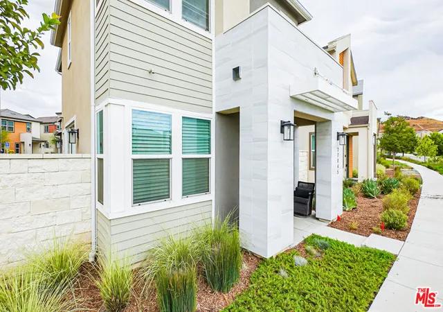 Photo 1 of Single family home for sale at 27045 Trl View Ln, Valencia, CA 91381 | MLS# 26990967 | Listing updated on 2026-10-05
