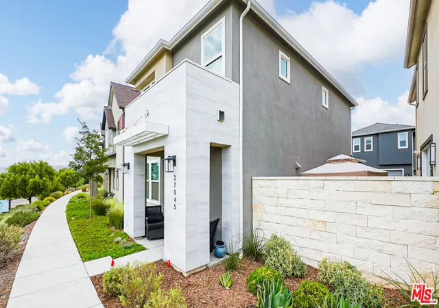 Photo 2 of Single family home for sale at 27045 Trl View Ln, Valencia, CA 91381 | MLS# 26990967 | Listing updated on 2026-10-05