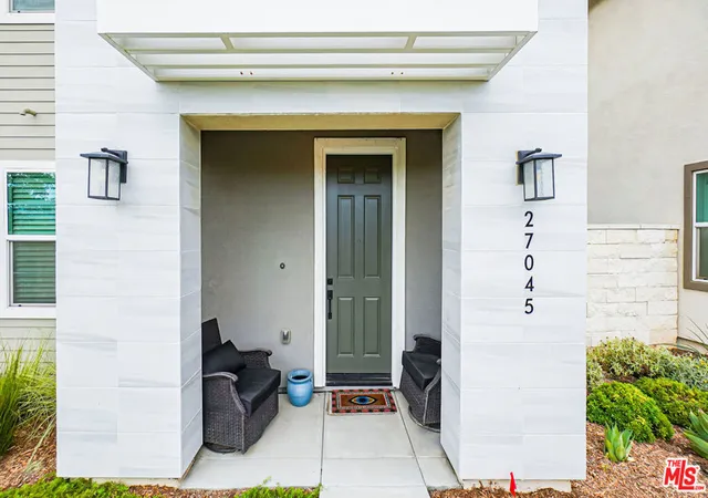 Photo 3 of Single family home for sale at 27045 Trl View Ln, Valencia, CA 91381 | MLS# 26990967 | Listing updated on 2026-10-05