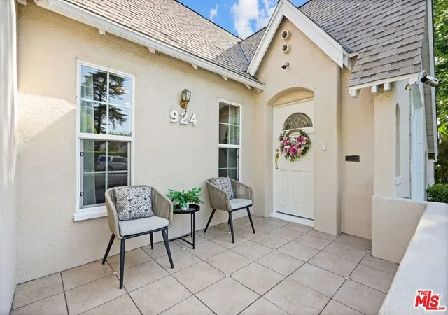 Photo 3 of Single family home for sale at 924 E Glenoaks Blvd, Glendale, CA 91207 | MLS# 26990757 | Listing updated on 2026-10-08