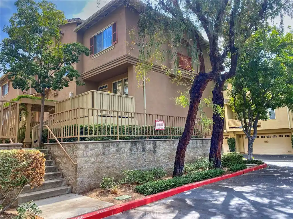 Condo for sale at 533 W Summerfield Cir, Anaheim, CA 92802 | MLS# AR26206734