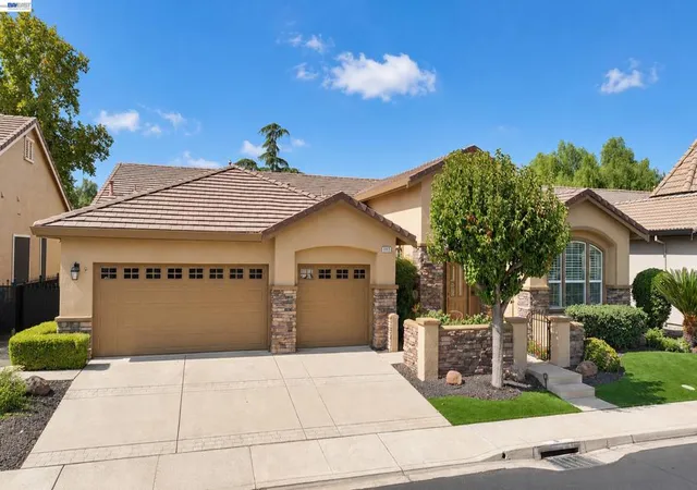 Photo 3 of Single family home for sale at 1117 Burghley Ln, Brentwood, CA 94513 | MLS# 41149010 | Listing updated on 2026-10-05