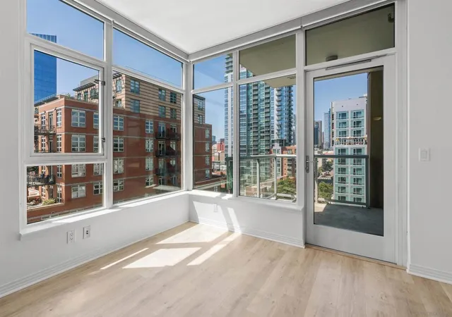 Listing Photo 2 - Condo for sale in building located at 427 9Th Ave, San Diego, CA 92101 - Unit #806
