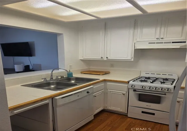 Listing Photo 1 - Condo for sale in building located at 28 Pica Flor, Rancho Santa Margarita, CA 92688 - Unit #44