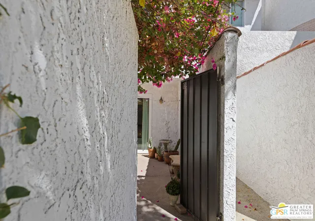 Listing Photo 3 - Condo for sale in building located at 280 S Avenida Caballeros, Palm Springs, CA 92262 - Unit #108