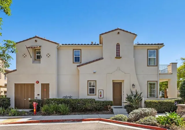 Listing Photo 3 - Condo for sale in building located at 3131 Asto Pl, Carlsbad, CA 92010