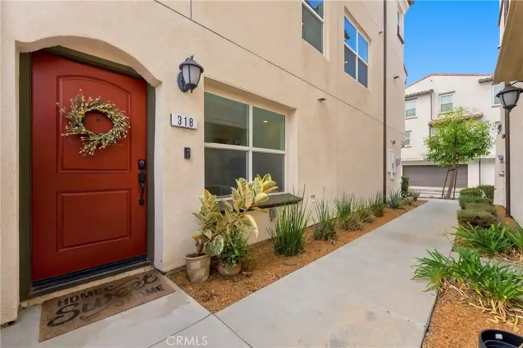 Listing Photo 2 - Condo for sale in 318 S Quadrilateral located at 318 S Quadrilateral, Anaheim, CA 92802 - Unit 318 S Quadrilateral
