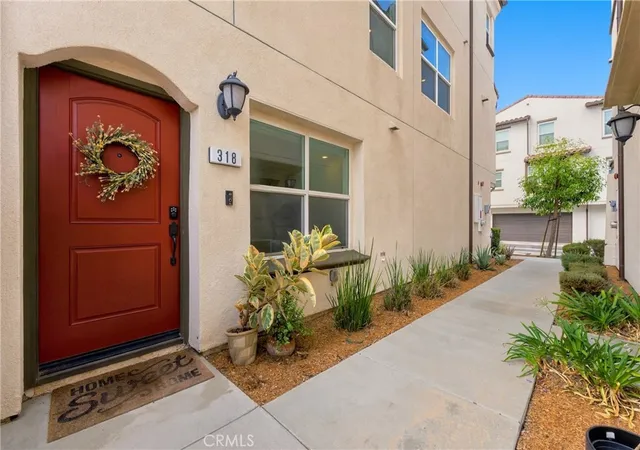 Listing Photo 2 - Condo for sale in building located at 318 S Quadrilateral, Anaheim, CA 92802