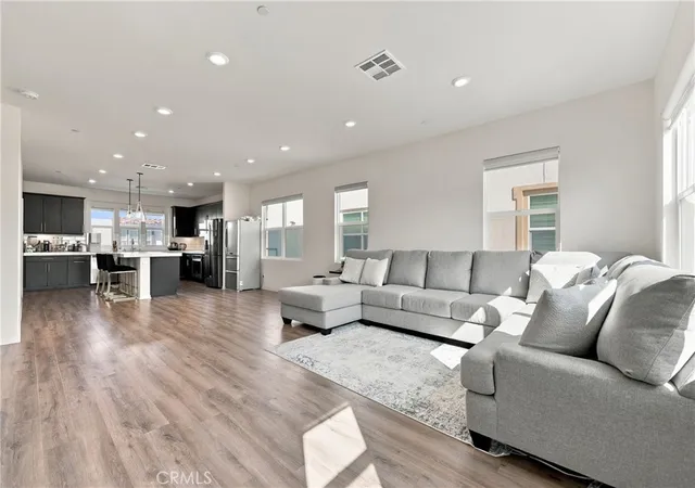Listing Photo 5 - Condo for sale in building located at 318 S Quadrilateral, Anaheim, CA 92802