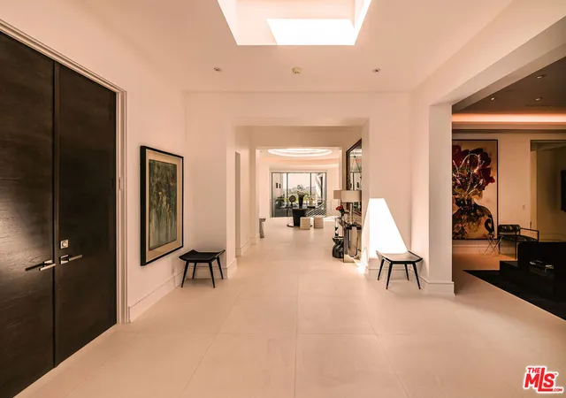 Photo 4 of Single family home for sale at 565 Evelyn Pl, Beverly Hills, CA 90210 | MLS# 26991501 | Listing updated on 2026-09-30