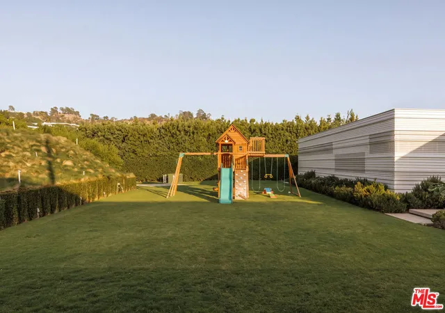 Photo 4 of Single family home for sale at 555 Vick Pl, Beverly Hills, CA 90210 | MLS# 26991329 | Listing updated on 2026-09-30