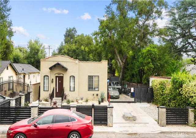 Photo 3 of Single family home for sale at 868 W Calaveras, Altadena, CA 91001 | MLS# CV26207050 | Listing updated on 2026-09-30