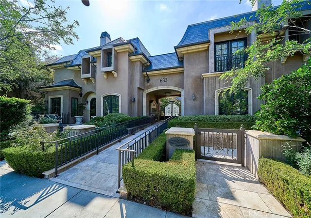 Photo 2 of Townhouse for sale at 633 S Lake #4, Pasadena, CA 91106 | MLS# TR26207666 | Listing updated on 2026-10-11