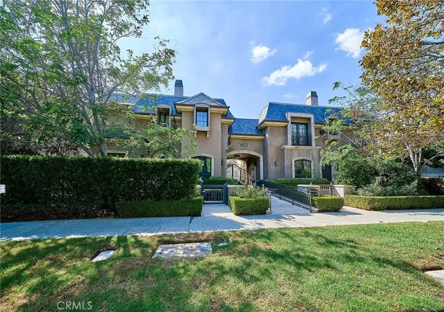 Photo 3 of Townhouse for sale at 633 S Lake #4, Pasadena, CA 91106 | MLS# TR26207666 | Listing updated on 2026-10-11