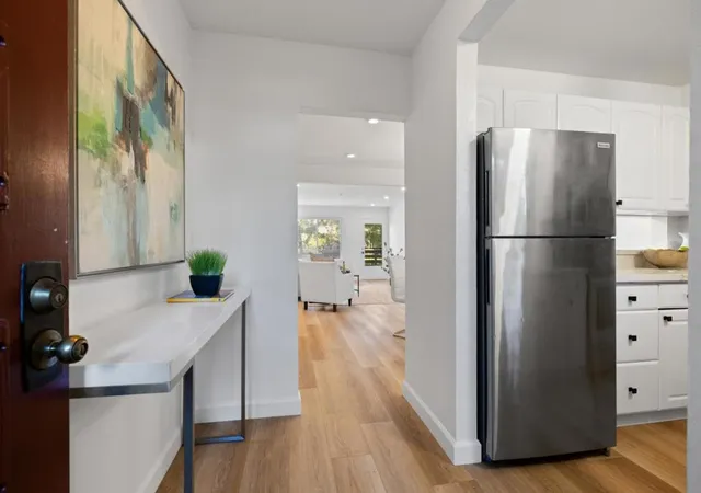 Listing Photo 2 - Condo for sale in building located at 4000 Farm Hl Blvd, Redwood, CA 94061 - Unit #111
