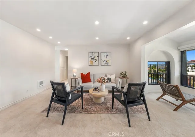 Listing Photo 4 - Condo for sale in building located at 2530 Clairemont Dr, San Diego, CA 92117 - Unit #301