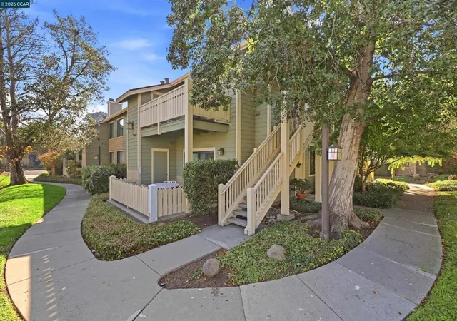 Listing Photo 2 - Condo for sale in building located at 228 Lakeshore Ct, Richmond, CA 94804