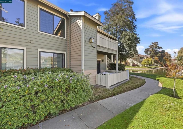 Listing Photo 3 - Condo for sale in building located at 228 Lakeshore Ct, Richmond, CA 94804
