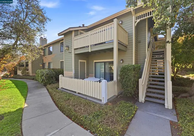 Listing Photo 4 - Condo for sale in building located at 228 Lakeshore Ct, Richmond, CA 94804