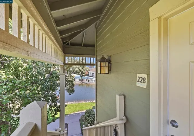 Listing Photo 5 - Condo for sale in building located at 228 Lakeshore Ct, Richmond, CA 94804
