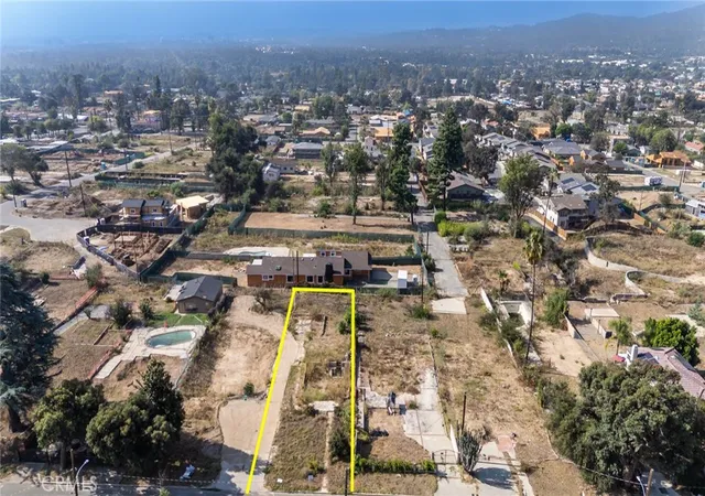 Photo 3 of Sale Pending at 226 E Las Flores Dr, Altadena, CA 91001 | MLS# AR26206200 | Listing updated on 2026-10-08