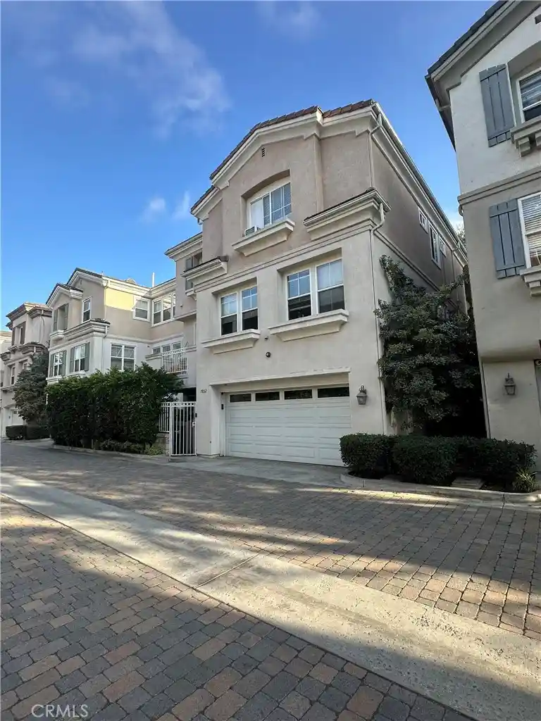 Listing Photo 2 - Condo for sale in 7832 Daisy Cir located at 7832 Daisy Cir, Huntington Beach, CA 92648 - Unit 7832 Daisy Cir