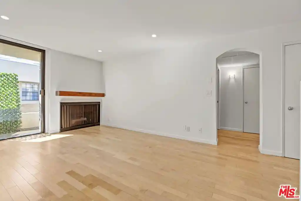Listing Photo 1 - Condo for sale in 740 N Kings Rd located at 740 N Kings Rd, Los Angeles, CA 90069 - Unit #314