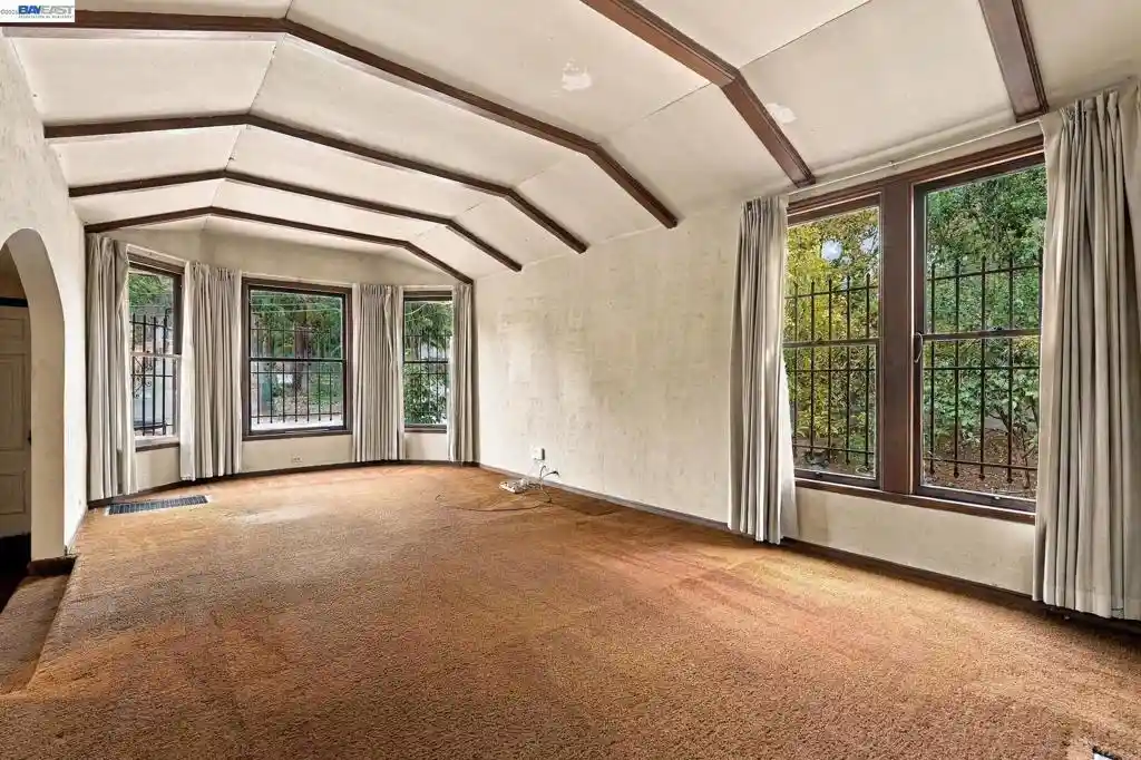 Photo 1 of Sale Pending at 2525 E 29th Street, Oakland, CA 94602 | MLS# 41149196 | Listing updated on 2026-10-16