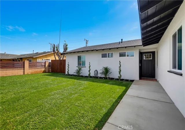 Photo 2 of Sale Pending at 2924 W Mcfadden, Santa Ana, CA 92704 | MLS# HD26208407 | Listing updated on 2026-10-06