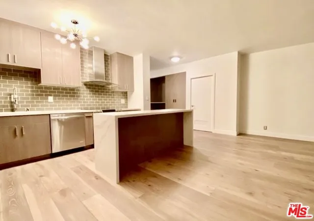 Listing Photo 1 - Condo for sale in building located at 999 N Doheny Dr, West Hollywood, CA 90069 - Unit #1001